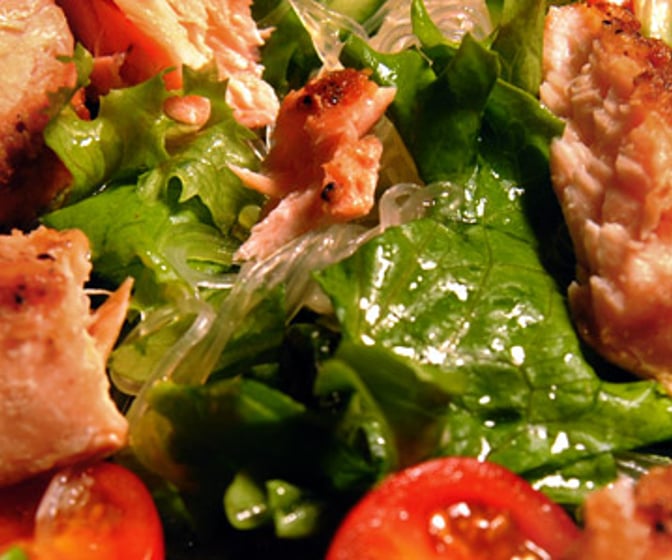Laxsallad med glasnudlar