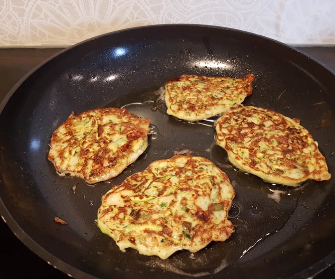 Zucchiniplättar med fetaost och dill