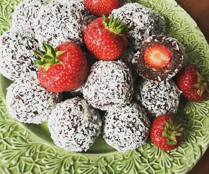 Chokladbollar med jordgubbsgömma ????