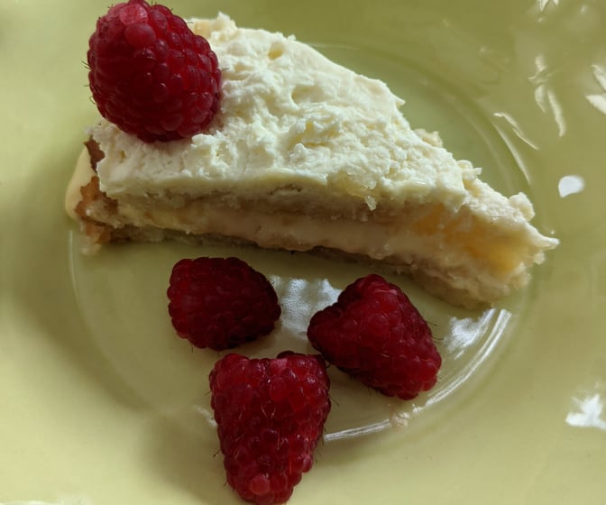 Mandeltårta med citrongrädde och hallon