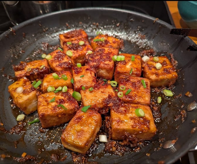 Friterad tofu i het och kryddig sås